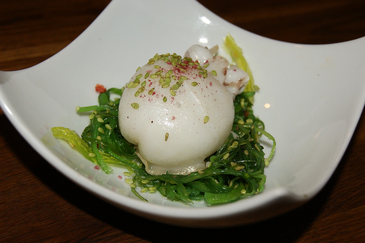 What are the differences between Wakame and other seaweeds used in Japanese Cuisine PickMe